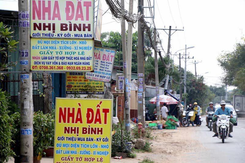 Nhiều vụ lừa đảo mua nhà đất "vi bằng" tại Tp.HCM 3 Các biển rao bán nhà đất bằng hình thức lập vi bằng treo ở khắp nơi. Ảnh: Sơn Sơn